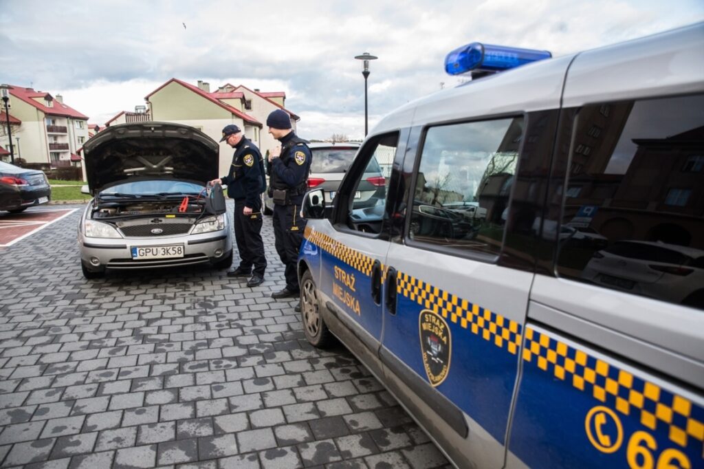 Strażnicy miejscy zimą pomogą uruchomić samochód
